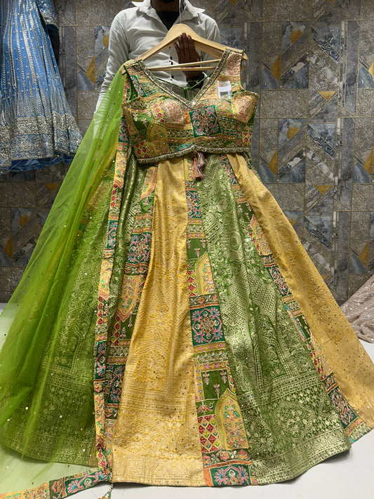 Encantador top corto tipo lehenga de mehendi haldi de color verde amarillo