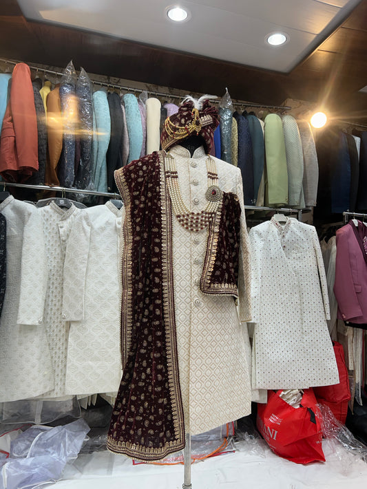 Glamoroso sherwani blanco granate