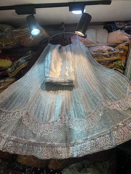 Lehenga blanca de niña