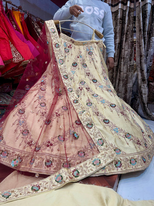 Impresionante dupatta lehenga hecha a mano pura en color blanco crema con contraste rojo