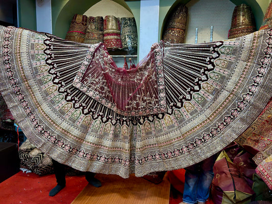 Lehenga nupcial de diseñador en color granate