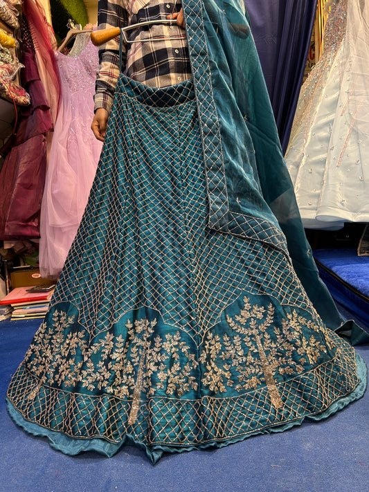 Atractiva lehenga verde oscuro