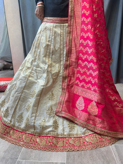 Deliciosa lehenga blanca dorada