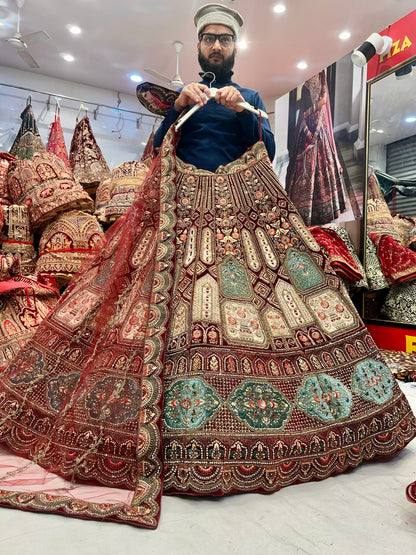 Lehenga nupcial glamurosa de color granate