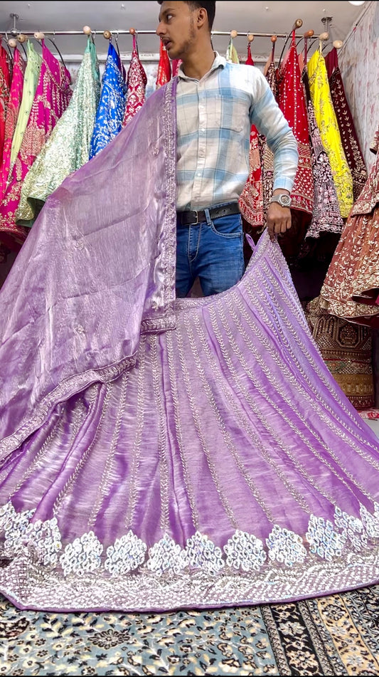 Bonita lehenga hecha a mano en color rosa violeta