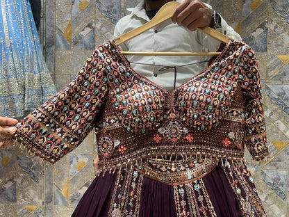 Bonita lehenga con top corto morado