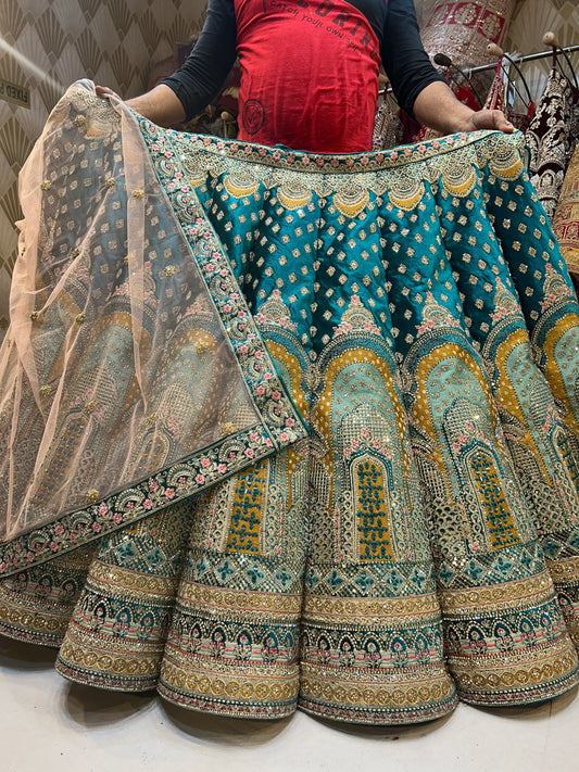 Lehenga nupcial con bola azul