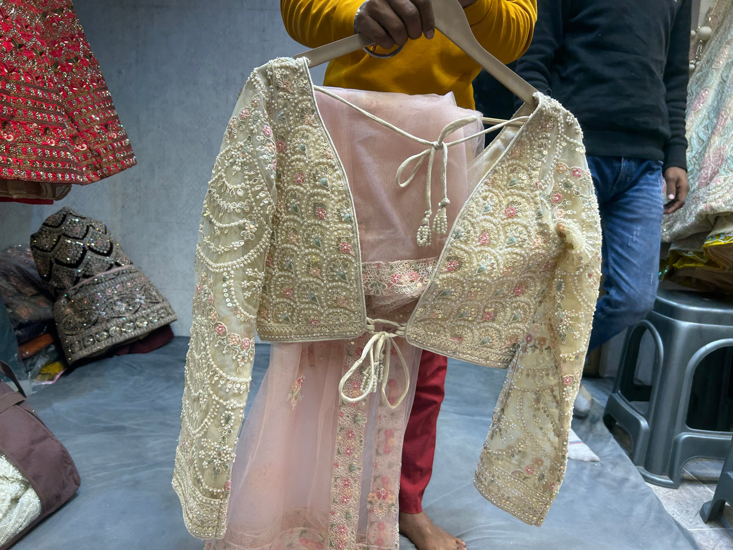 Hermoso top corto tipo lehenga de color blanco roto y color rosa bebé