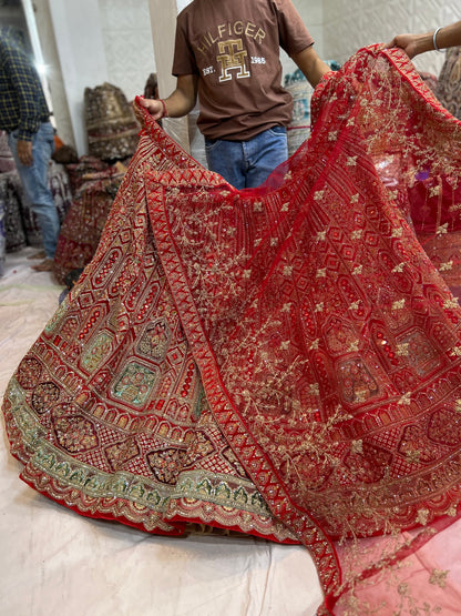 Elegante lehenga nupcial en color rojo y rosa