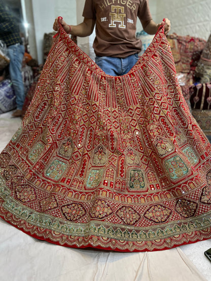 Elegante lehenga nupcial en color rojo y rosa