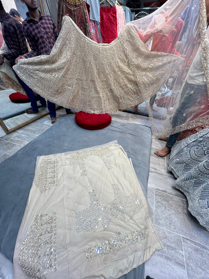 Lehenga llamativa con espejo dorado y blanco roto