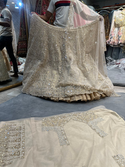 Lehenga llamativa con espejo dorado y blanco roto