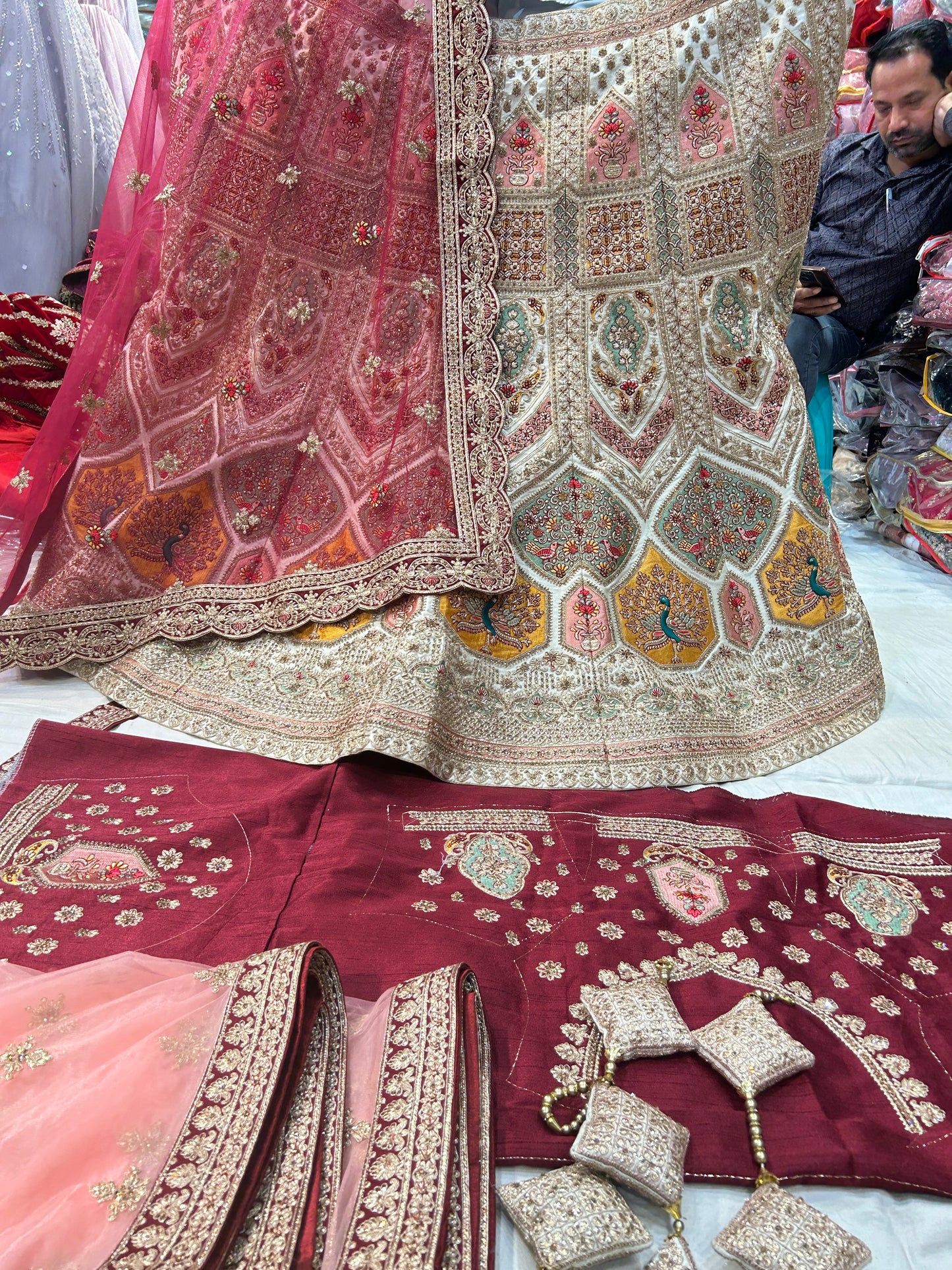 Lehenga nupcial roja con diseño de pavo real