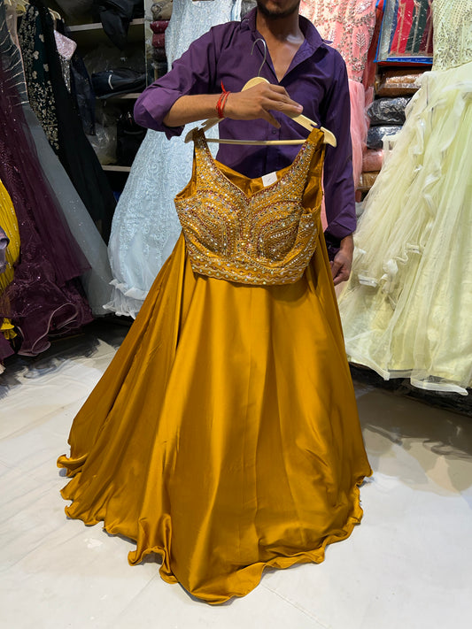 Top corto tipo lehenga de diseñador en color mostaza dorado