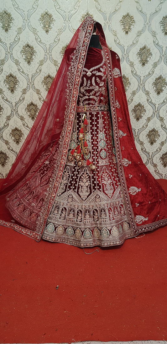 Impresionante lehenga nupcial de doble dupatta color granate