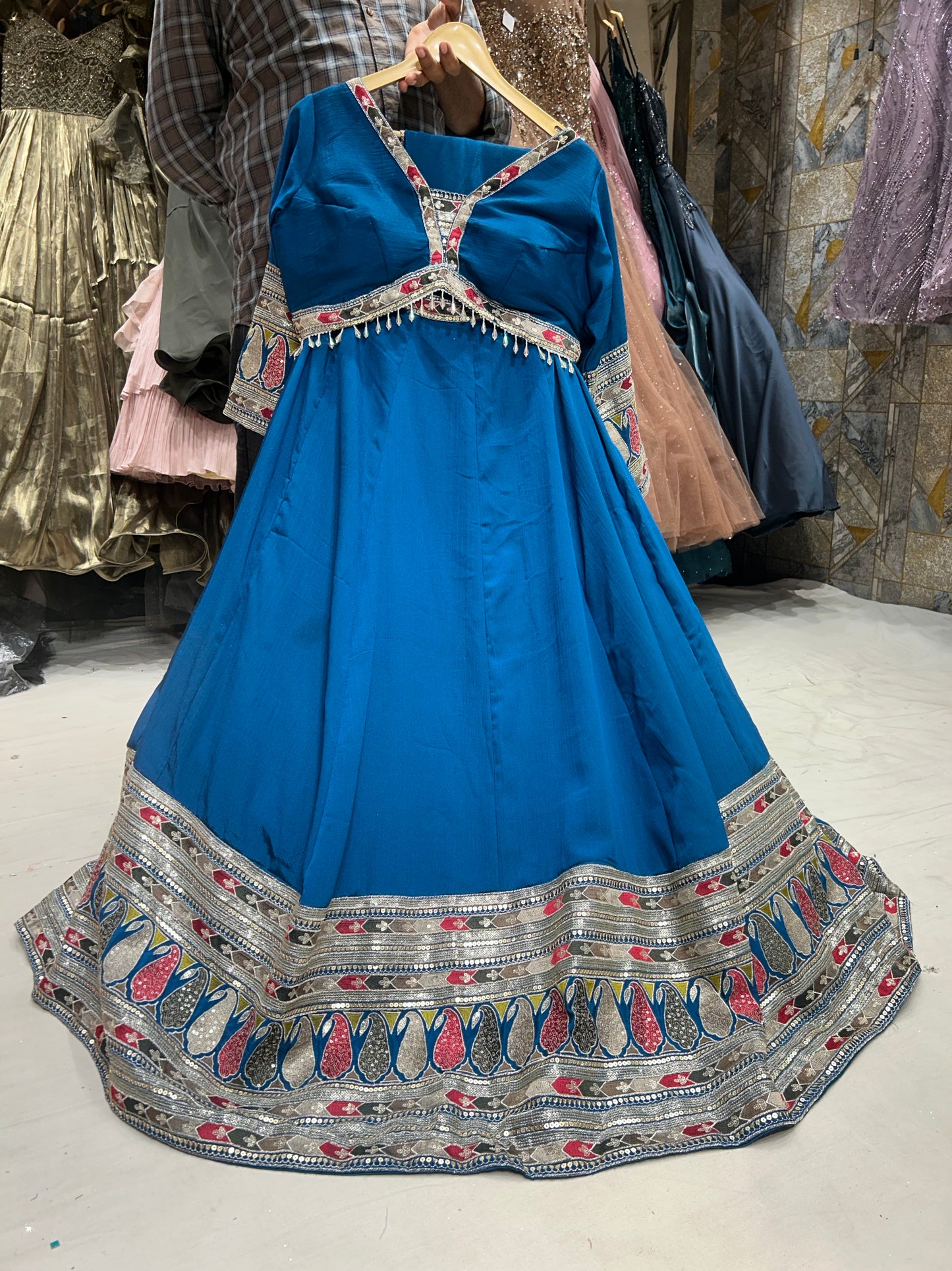 Lehenga con top corto azul espectacular