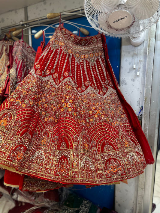 Lehenga nupcial Jhumka roja de diseñador