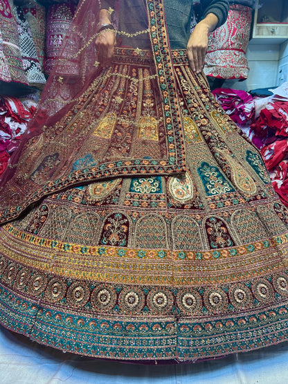 Fabulosa lehenga nupcial en dorado granate