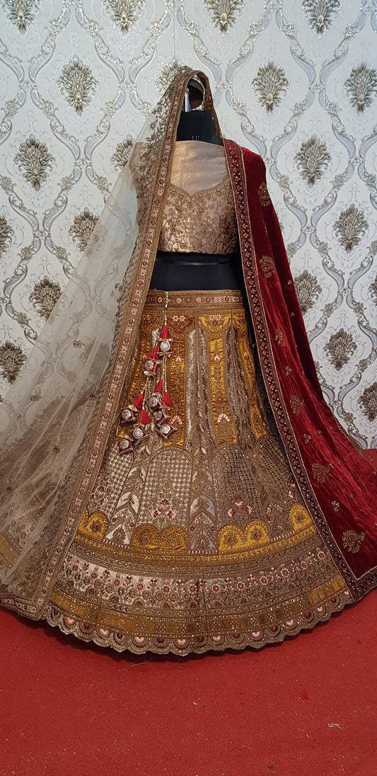 Hermosa lehenga nupcial con doble dupatta dorada