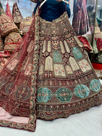 Lehenga nupcial glamurosa de color granate