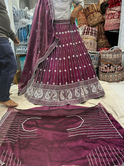 Atractiva lehenga violeta morada