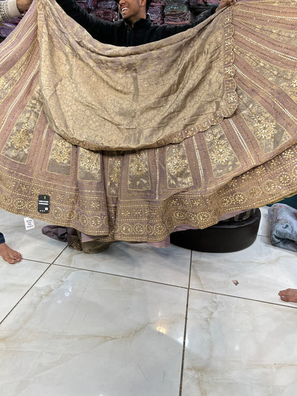 Lehenga de diseño en color rosa cebolla dorada y doble tono