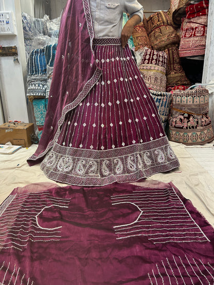 Atractiva lehenga violeta morada