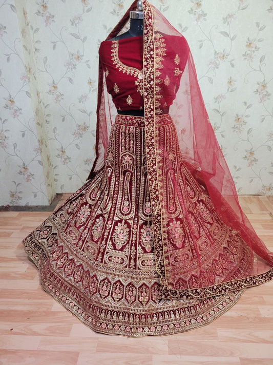 Hermosa lehenga de novia roja