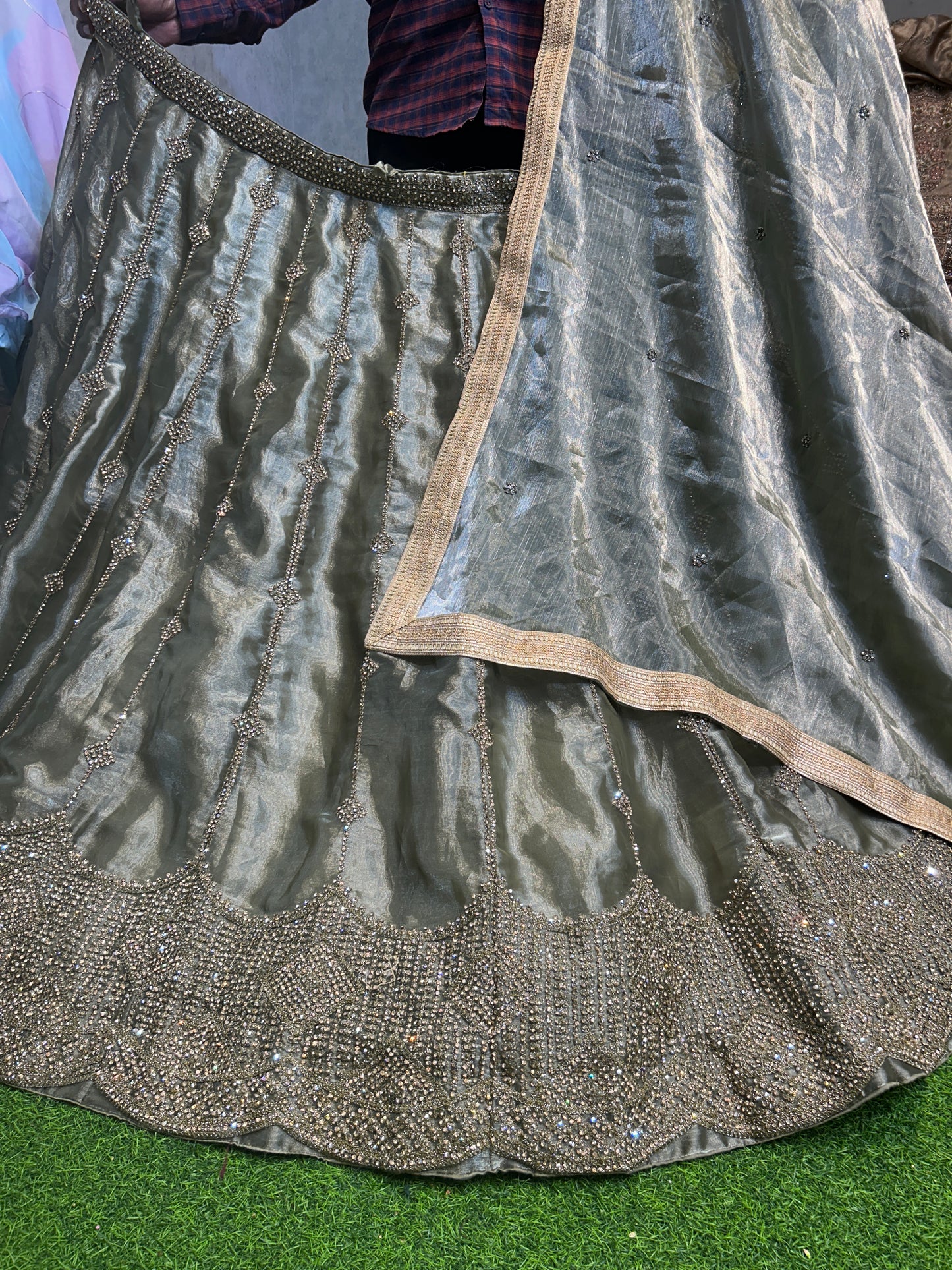 Fabulosa lehenga gris plateada