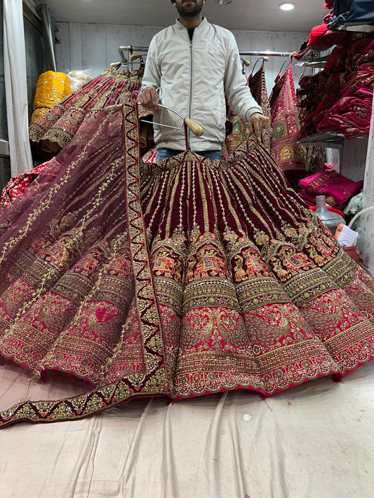 Lehenga nupcial con gran vuelo y bola de pavo real de color granate llamativo