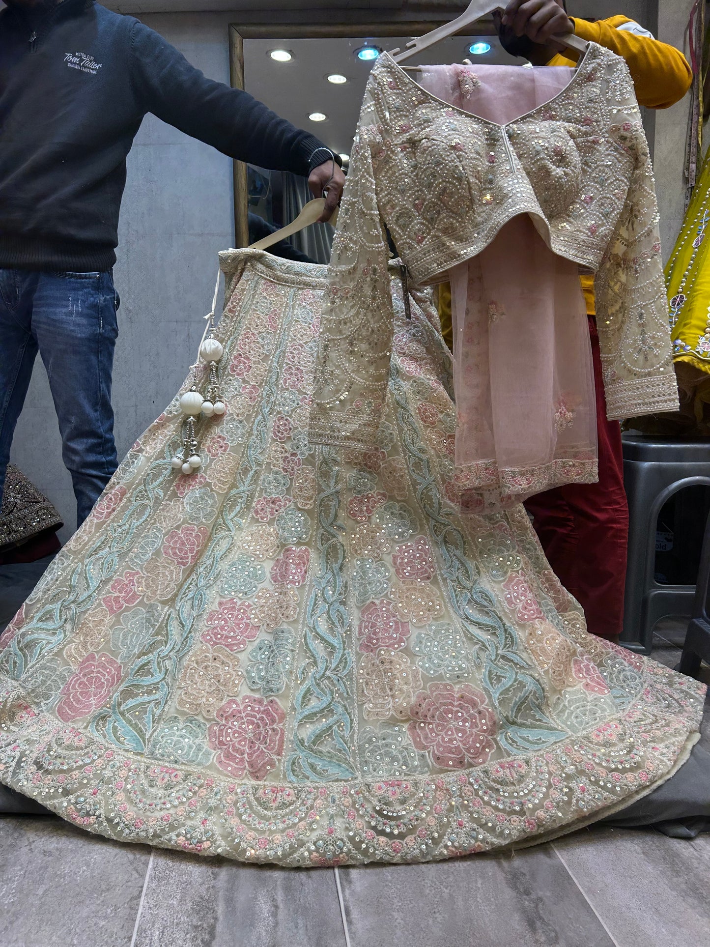 Hermosa lehenga de color blanco roto y rosa bebé