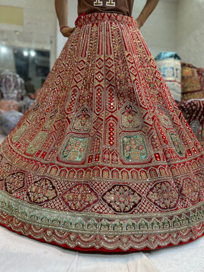 Elegante lehenga nupcial en color rojo y rosa