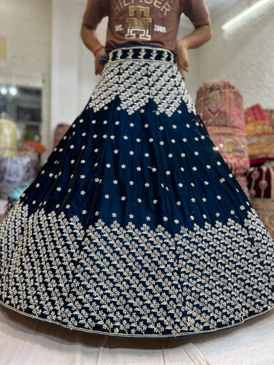 Lujosa lehenga azul oscuro