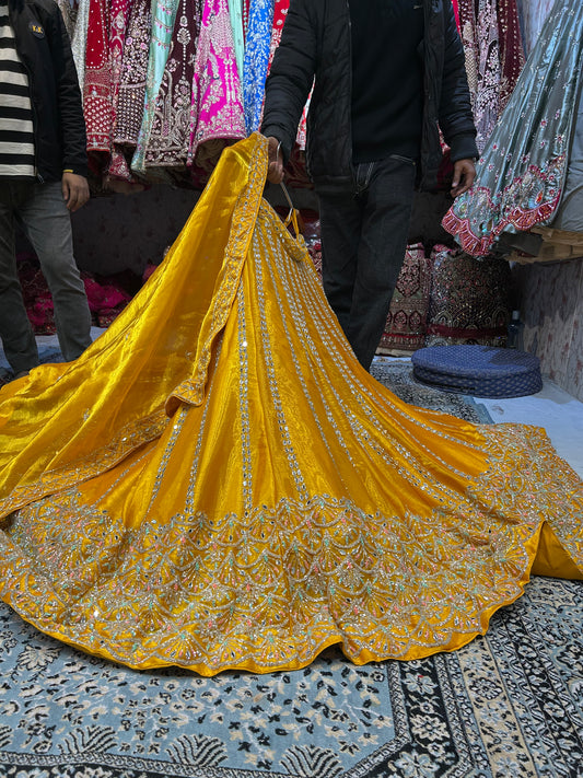 Impresionante lehenga con espejo y mehendi haldi amarillo