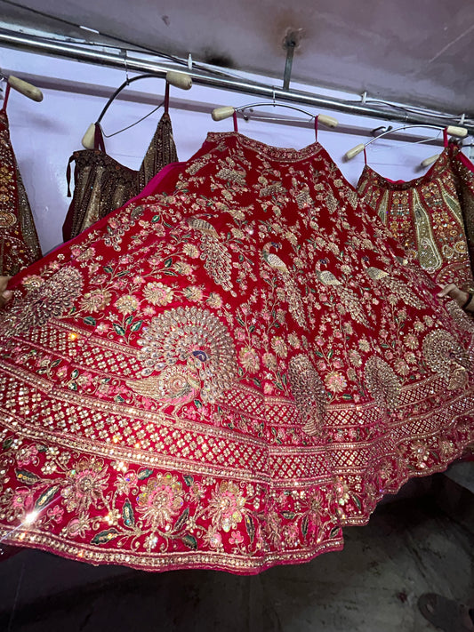 Fantástica lehenga de pavo real rojo