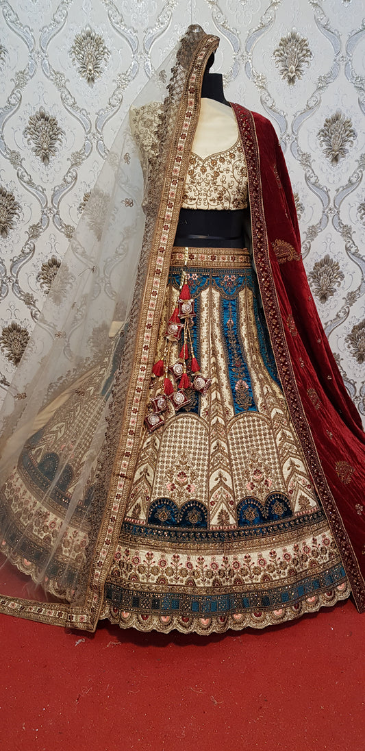 Algo diferente: Lehenga nupcial de doble dupatta en blanco y azul