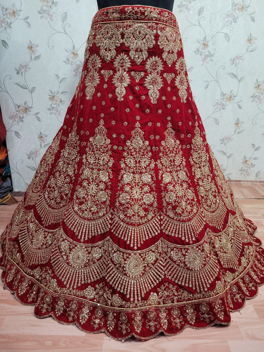 Impresionante lehenga nupcial color granate