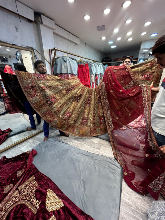 Lehenga Maharani hecha a mano con pavo real pesado