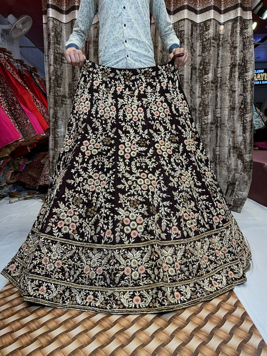 Precioso trabajo hecho a mano granate Zardozi Dabka Lehenga