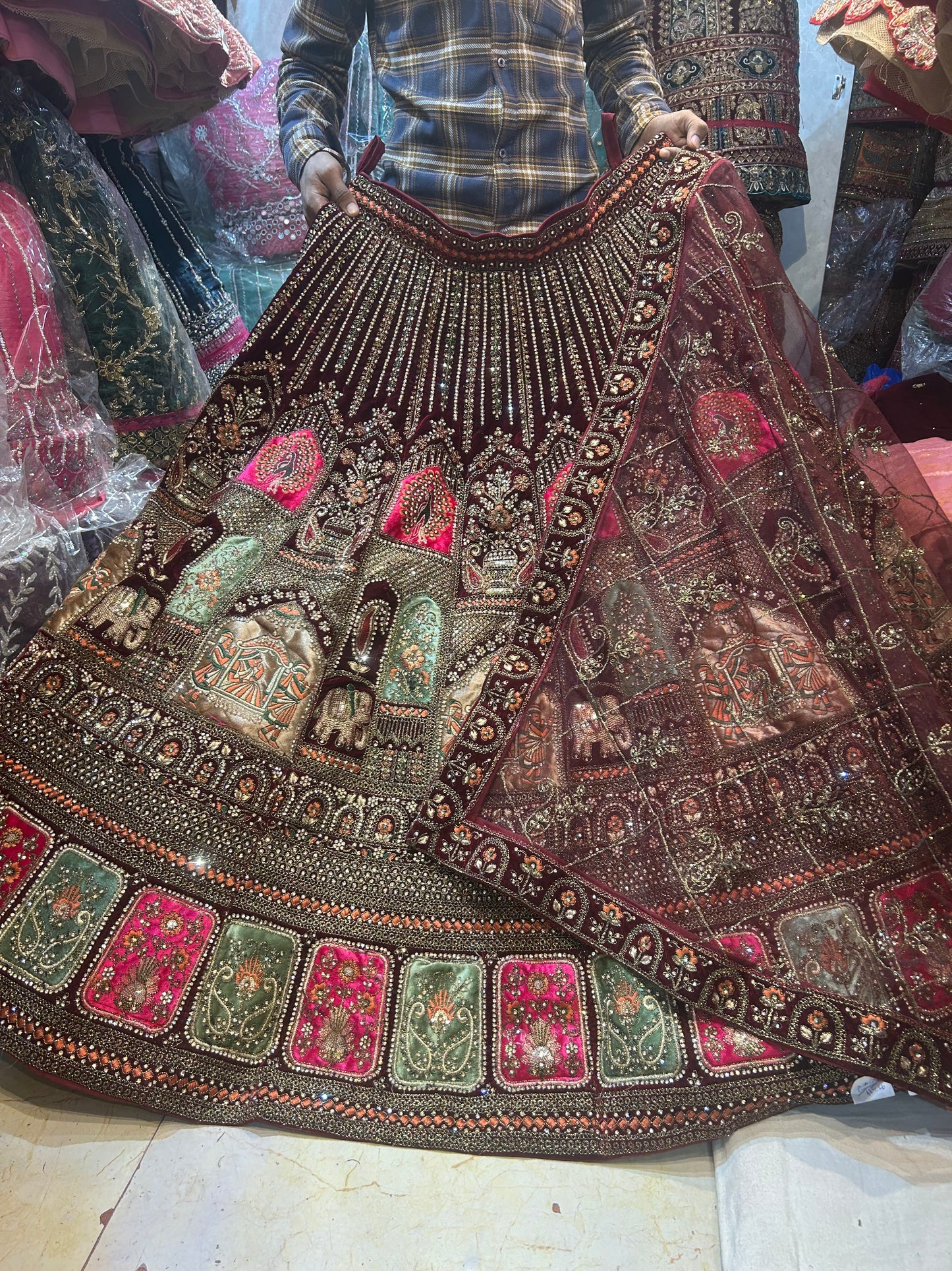 Impresionante lehenga nupcial granate doli barat