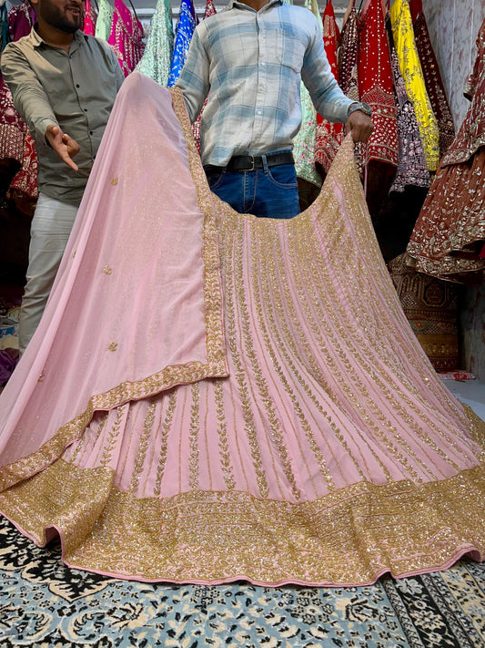 Lehenga hecha a mano en color rosa bebé que llama la atención