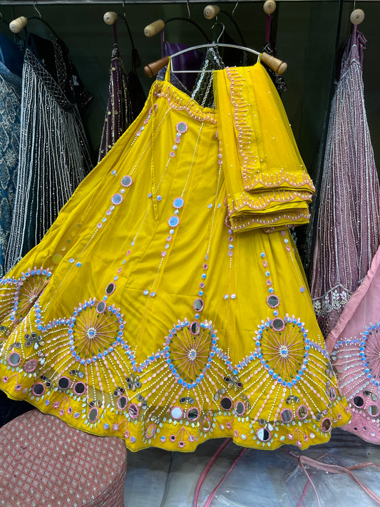 Impresionante lehenga con espejo original PDP Haldi amarilla