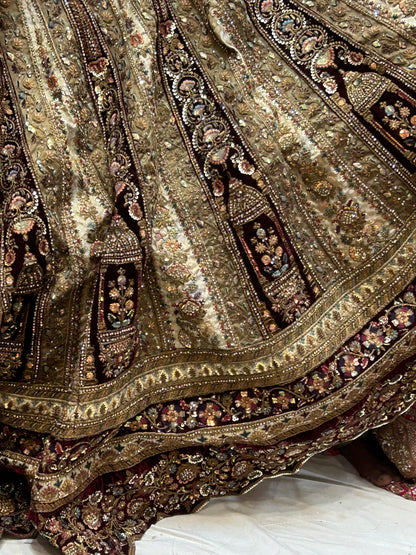 Lehenga nupcial hecha a mano en color granate intenso