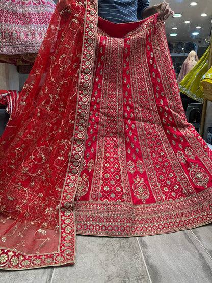 Hermosa lehenga de novia roja