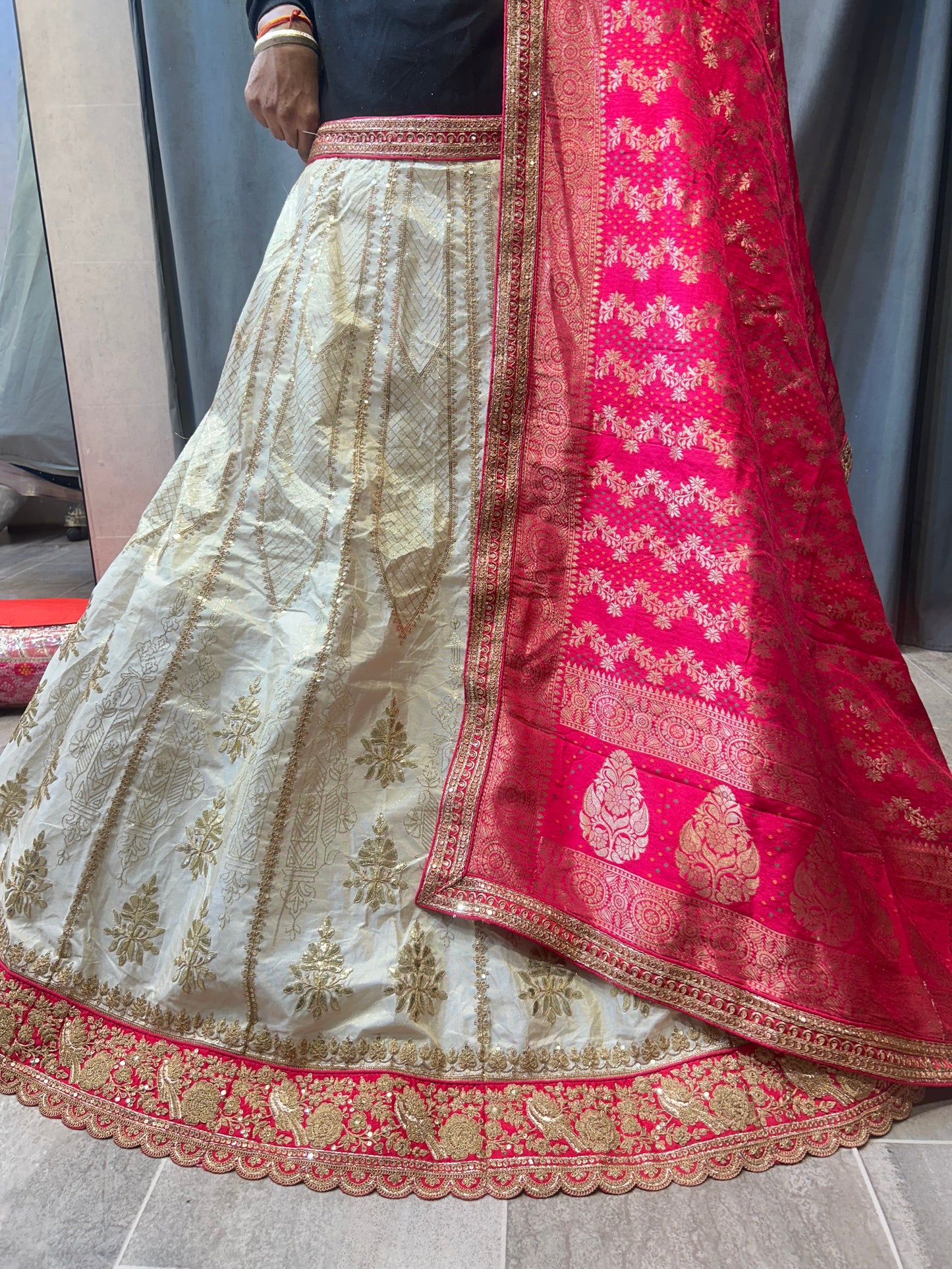 Deliciosa lehenga blanca dorada