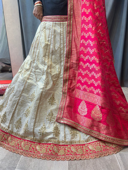 Deliciosa lehenga blanca dorada