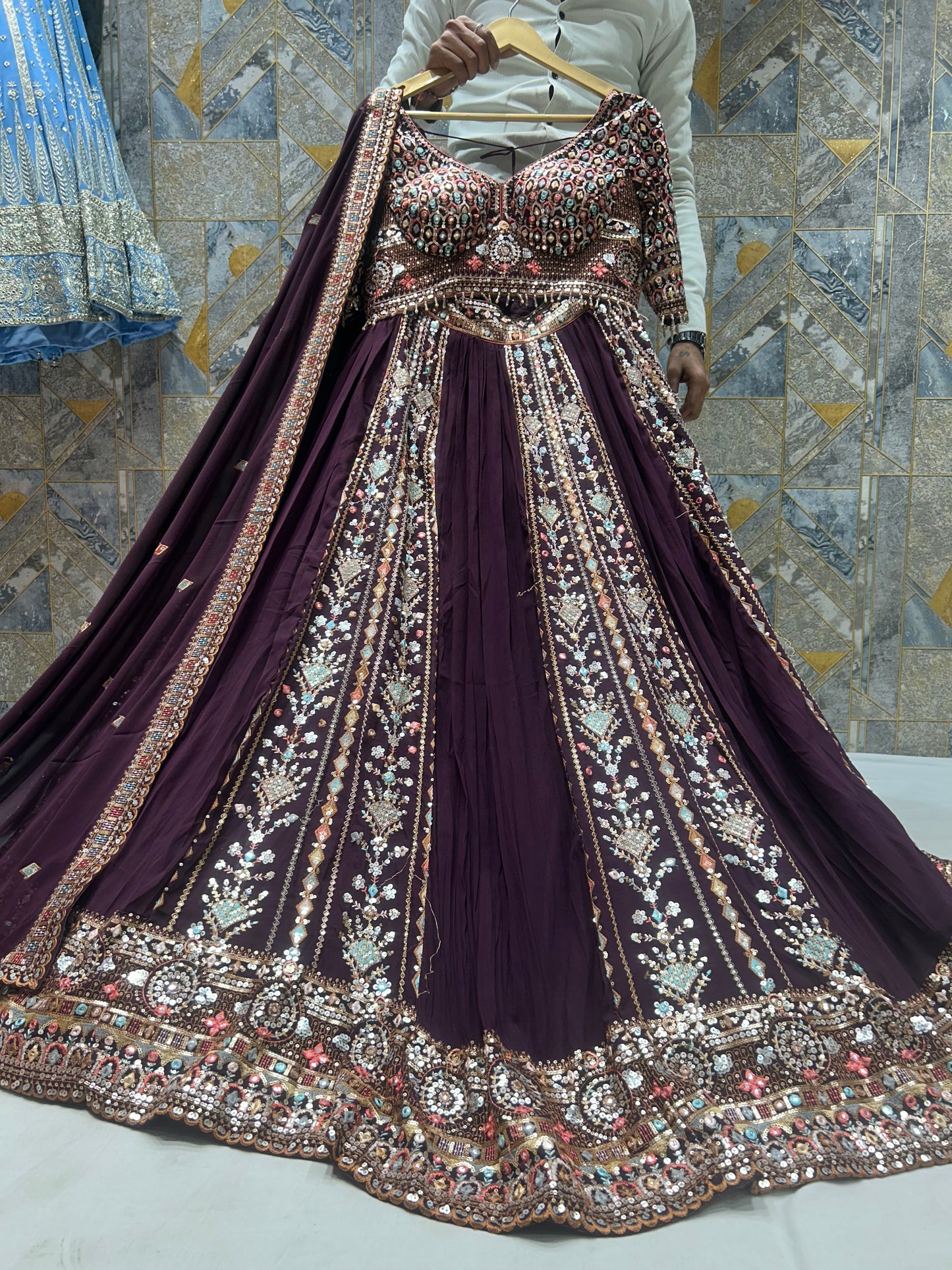 Bonita lehenga con top corto morado