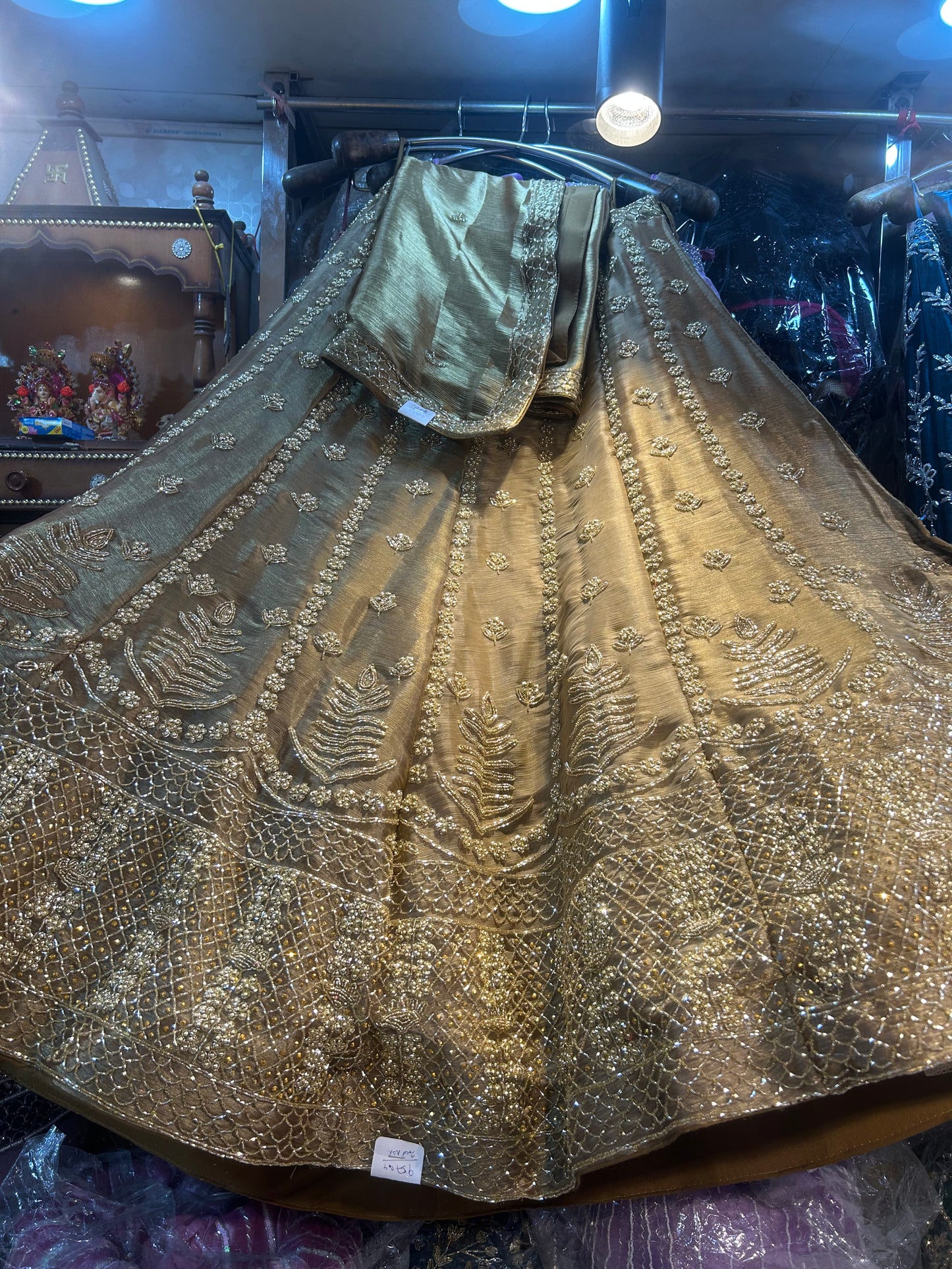 Fabulosa lehenga dorada