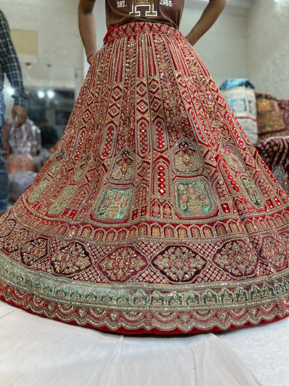 Elegante lehenga nupcial en color rojo y rosa