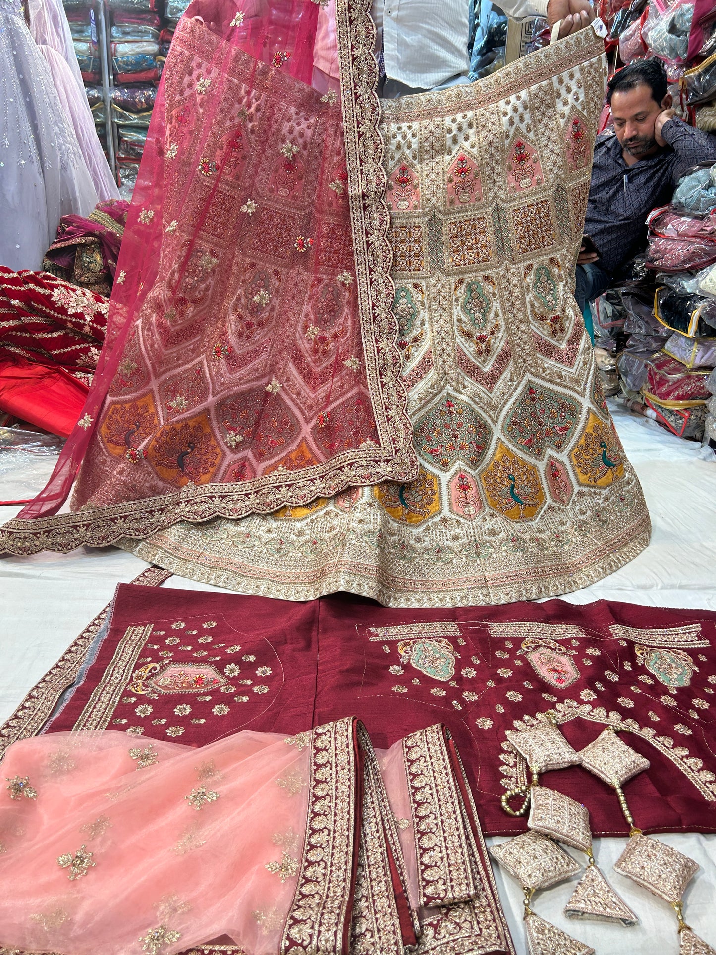 Lehenga nupcial roja con diseño de pavo real